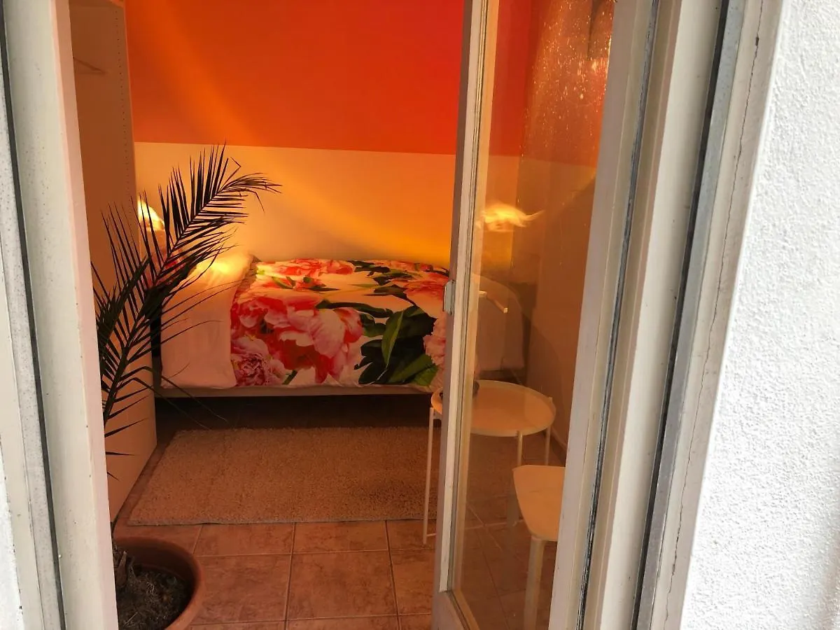 Apartment In Gelb, Mit Balkon, Kamin, 50 Schritte Zu Radweg, Ideal For Long Stay, 4 Singles In Single Rooms Mainstockheim Penzion
